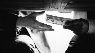 Logró ganar miles de millones y perdió todo por sus delitos. Logró ganar miles de millones y perdió todo por sus delitos.