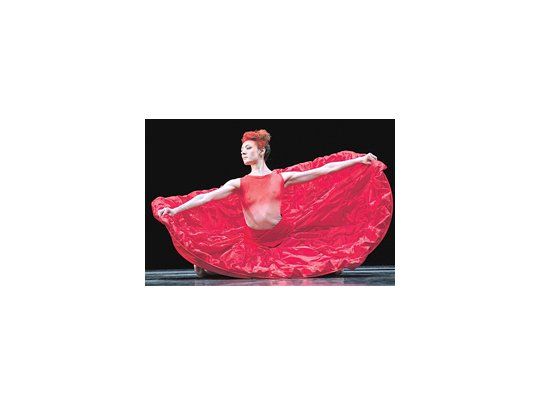 En los ensayos de «Flamma Flamma-Réquiem del fuego», del compositor belga Nicholas Lens, con coreografía de Mauricio Wainrot.