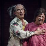 En la obra irrumpen disputas por dinero, cartel y engaños que se suceden revelando lo cerca que se encuentra la exageración de la verdad. En la obra irrumpen disputas por dinero, cartel y engaños que se suceden revelando lo cerca que se encuentra la exageración de la verdad.