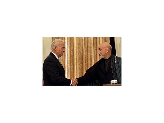 El vicepresidente de EEUU, Jode Biden y el mandatario de Afganistán Hamid Karzai.