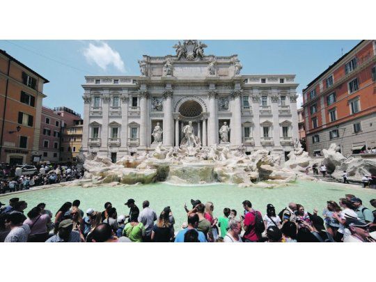 Una postal. Miles de turistas pasan por día por la Fontana di Trevi. A partir de ahora, sólo tendrán tiempo de tirar la moneda y sacarse una foto.