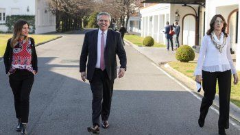 El Presidente junto a la titular de ANSES y le ministra de Habitat.
