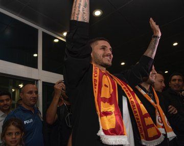 Ovacionado. Mauro Icardi fue recibido por una multitud en Galatasaray.