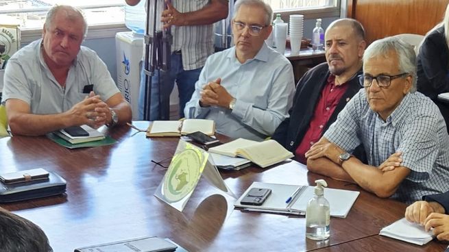 El futuro ministro de Trabajo, Juan Castillo, se reunió con productores lecheros.