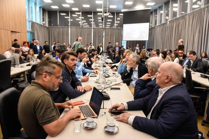 El medallista olímpico Facundo Conte fue uno de los expositores durante el plenario de comisiones. 