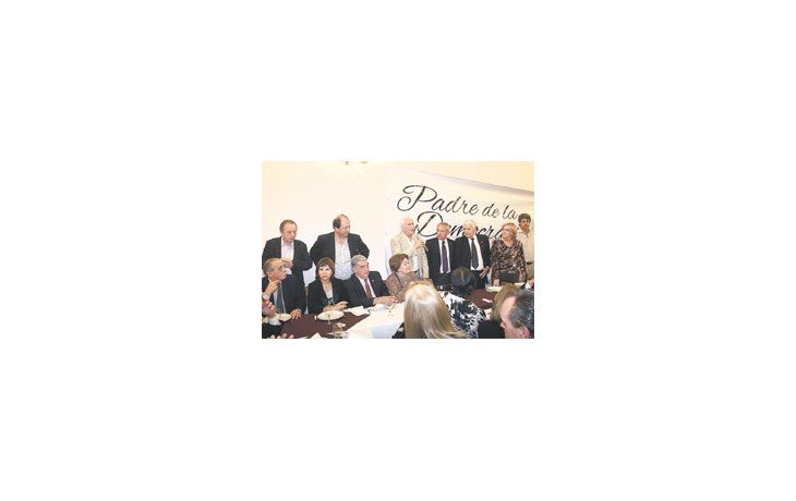 Julio César Strassera, Rodolfo Terragno, Hipólito Solari Yrigoyen, Ernesto Sanz, Elva Roulet, Fernando Pino Solanas, Mario Barletta, José Bielicki y Alfonso Prat Gay anoche en el festejo en el Club Lalín.