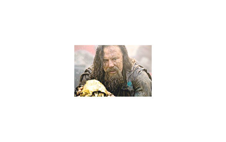 «Inmortales» es una delirante ensalada griega con altas dosis de acción y violencia y buenas actuaciones, entre ellas la de un Mickey Rourke tenebroso como nunca en un papel a su medida.