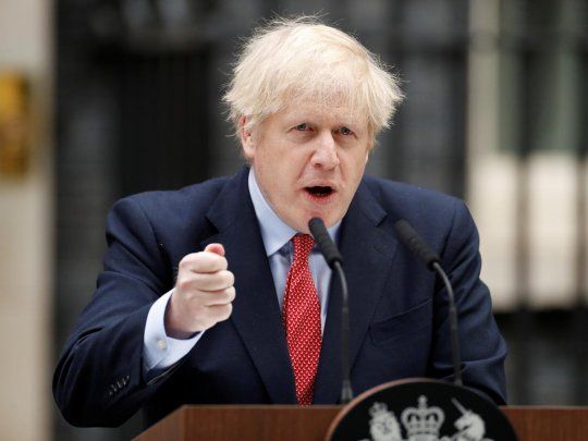 El primer ministro de Reino Unido, Boris Johnson, enfrenta cr&iacute;ticas de la prensa y la oposici&oacute;n laborista.