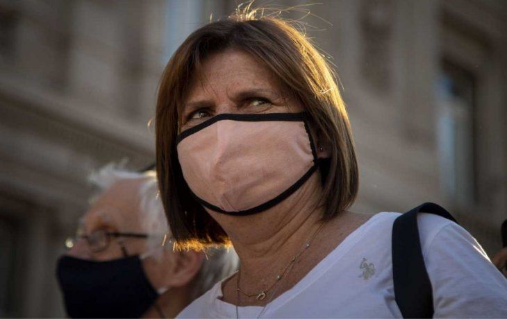 Patricia Bullrich se sumó a un cacerolazo frente a la quinta de Olivos