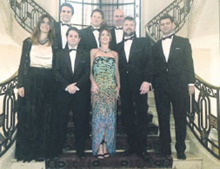 Operadores de gala en la Mansión del Four Seasons. Arriba: Agustín Taussig, Nicolás Stamponi, Mike Zielonka. Abajo: Loly Núñez Vieyra, Augusto Tortorelli, Mercedes Moreno, Boris Welyczko y Nicolás Galloti en la recepción a clientes del ICBC.