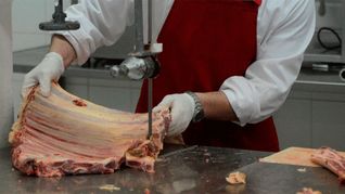 Los uruguayos consumen 100 kilos de carne por persona al año. Los uruguayos consumen 100 kilos de carne por persona al año.
