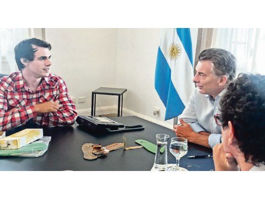 Olivos. Mauricio Macri ayer, en la quinta presidencial, junto a Facundo Noya, un joven ingeniero biomédico que creó un dispositivo que ayuda a mejorar la calidad de vida de los pacientes con diabetes.