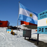 El origen de esta estación fue un refugio naval instalado en diciembre de 1952, durante la Campaña Antártica de Verano (CAV) 1952-53. El origen de esta estación fue un refugio naval instalado en diciembre de 1952, durante la Campaña Antártica de Verano (CAV) 1952-53.