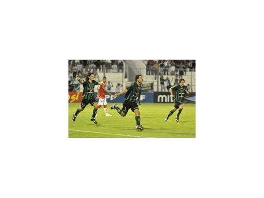 Penco festeja el primer gol del encuentro.