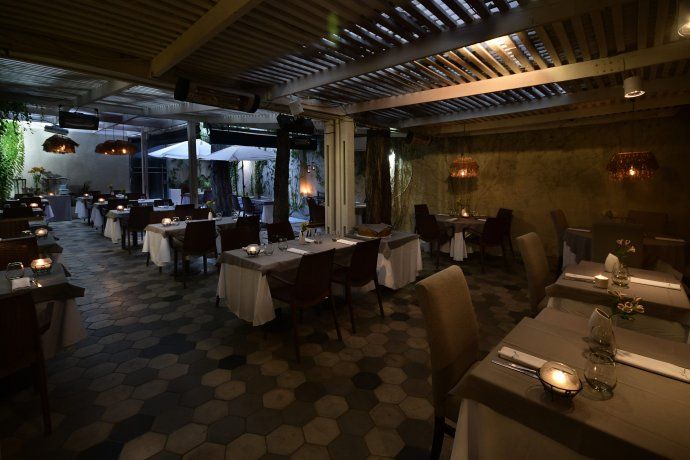 The space has tables under gazebos, with space for 6 or 8 people, and others under the open sky. The space has tables under gazebos, with space for 6 or 8 people, and others under the open sky.