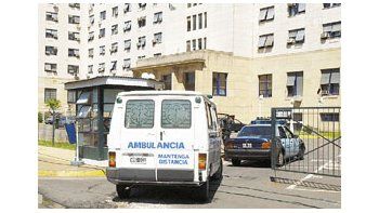 ámbito.com | TRUCO: Los fotógrafos no pudieron registrar la llegada de la secretaria de De Santibañes a Tribunales, ya que se dejaron engañar por un señuelo: una ambulancia en la cual, supuestamente, viajaba Gladys Motta. En realidad, la testigo arribó en un auto part