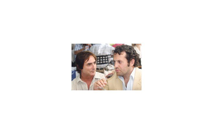 ámbito.com | Alejandro Bianchi y Juan José Sánchez March comenzaron en 2006 a aplicar la biodinamia. El método se extiende más allá de las vides de Finca Dinamia e incluyen una botella ecológica con vidrio de menor espesor y sin etiqueta de papel. El logo de Buenalma