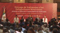 El presidente de México Andrés Manuel López Obrador junto a la titular de la Conade, Ana Guevara, durante la entrega de estímulos económicos a los atletas olímpicos y paralímpicos que asistieron a París 2024.