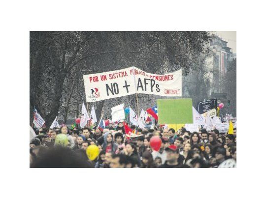 PESE AL FRÍO. El bajo nivel de las jubilaciones que paga el sistema privado vigente en Chile motivó ayer una fuerte protesta en Santiago.