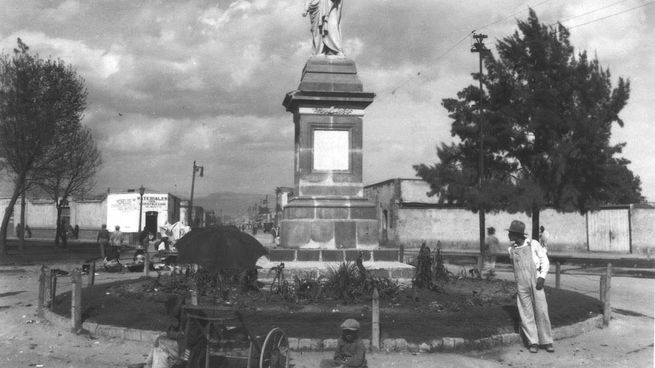 Maximiliano inaugura en 1865&nbsp; la estatua de José María Morelos en la plazuela de Guardiola.