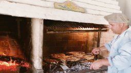The grill must be cleaned each time it is used. The grill must be cleaned each time it is used.