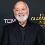 Revelaron cómo fue la llamada al 911 que dio aviso del asesinato del director y su esposa. Revelaron cómo fue la llamada al 911 que dio aviso del asesinato del director y su esposa.