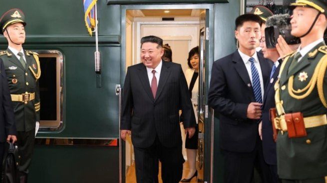 Kim Jong Un dentro de un lujoso vagón revestido de madera.