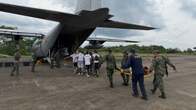 Traslado de heridos luego del accidente aeronáutico en Colombia.
