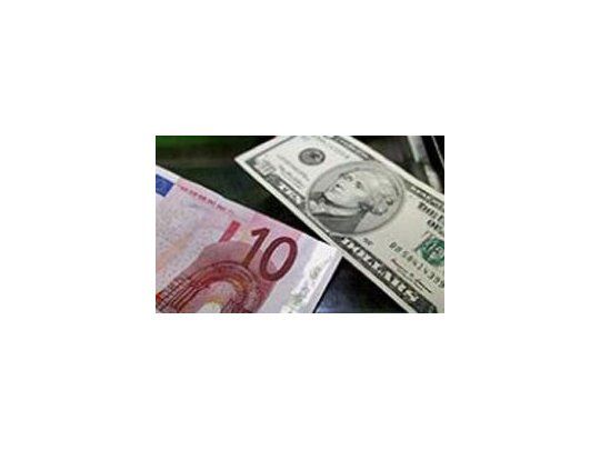 El euro cedió a mínimo en dos años contra dólar