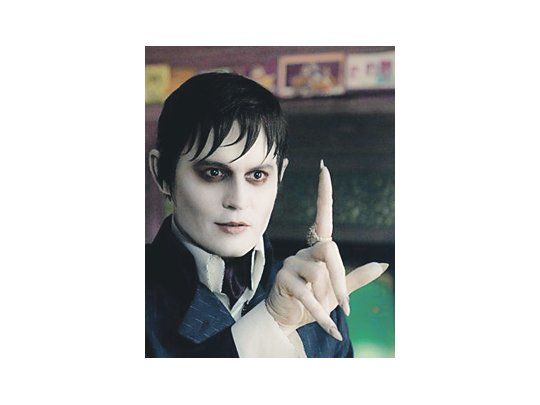 Johnny Depp como Barnabas Collins, un vampiro sepultado vivo por su novia bruja en 1752, que regresa al mundo en el siglo XX.