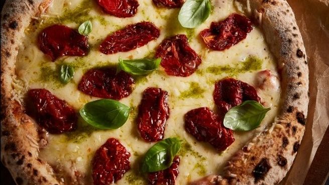 En la Ciudad y la provincia de Buenos Aires, donde la pizza es casi un emblema cultural, existen recorridos gastronómicos que permiten descubrir las mejores versiones de este clásico.