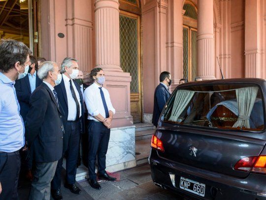El Presidente, el jefe de Gabinete, Santiago Cafiero, el secretario de la Presidencia, José Vitobello y el secretario de Comunicación y Prensa, Juan Pablo Biondi despidieron a Diego Maradona.&nbsp;