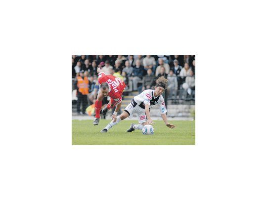Fernando Sánchez aterriza ante la falta de Gonzalo Prósperi. Hubo más lucha que fútbol en Floresta y empataron sin goles All Boys y Argentinos Juniors.