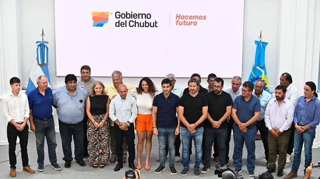 Ignacio Torres, junto a intendentes de Chubut durante la firma del pacto fiscal.