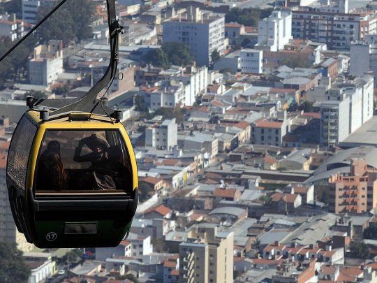 En la ciudad de La Paz funciona un teleférico desde 2014 el teleféticos más largo del mundo. Cuenta con 427 cabinas, transporta promedio de 20.000 pasajeros por hora y posee un recorrido de 36 km, con 11 estaciones.&nbsp;
