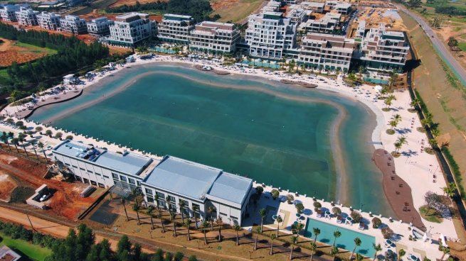 Este hotel cuenta con una pileta inmensa con olas artificiales de distintos tipos para que los surfistas entrenen.