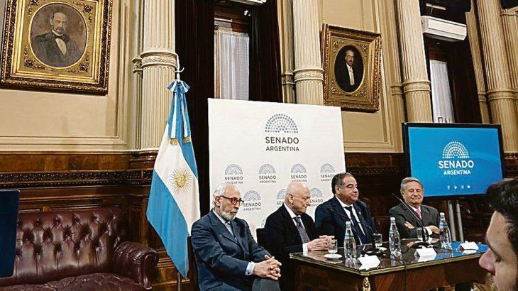 Homenaje. Horacio Jaunarena fue centro de la escena en el Senado. Eduardo Duhalde hizo un extra&ntilde;o relato lejano a esa convocatoria.&nbsp;