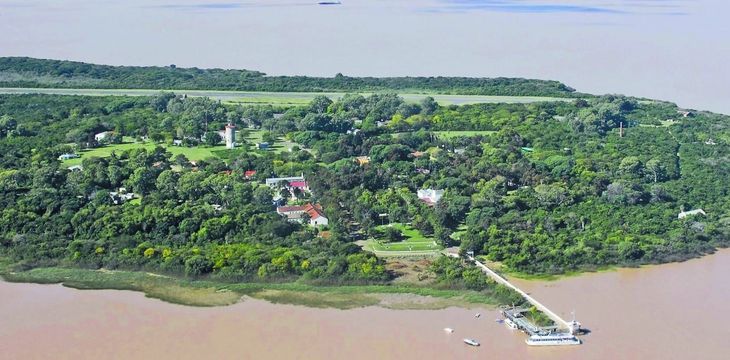 Aerial view of the island, in the middle of the Río de la Plata.