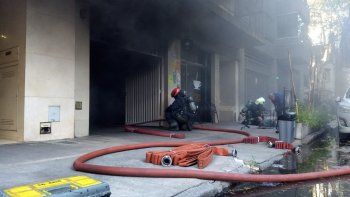 Impresionante incendio en Palermo dejó dos heridos
