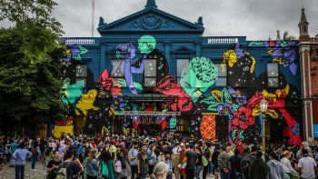street art. Históricamente se prohibía el uso de clavos, pegamentos y pintadas, y los montajistas usaban durloc para proteger los muros seculares.