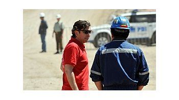 El ministro de minería, Laurence Golborne, es uno de los que supervisa las tareas junto con los ingenieros.