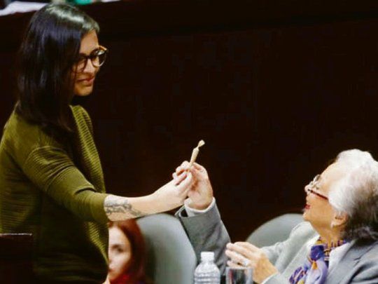 RECORDATORIO. La diputada del opositor Partido de Acción Nacional, Laura Rojas, le regaló un cigarrillo de marihuana a la ministra de Justicia, Olga Sánchez Cordero, en octubre pasado para recordarle la promesa del Gobierno de promover la iniciativa.