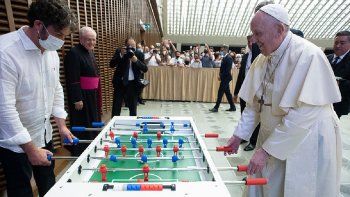 francisco y su pasion por el futbol: jugo al metegol en la audiencia general del vaticano
