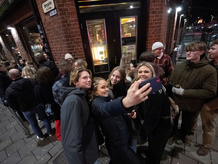 Los jóvenes en Suecia volvieron a colmar los bares tras la eliminación de todas las restricciones por coronavirus.