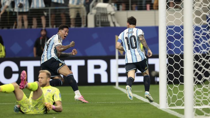 Lionel Messi convirtió el 1 a 0 de Argentina ante Austria. De fondo, Enzo Fernández celebra. Lionel Messi convirtió el 1 a 0 de Argentina ante Austria. De fondo, Enzo Fernández celebra.