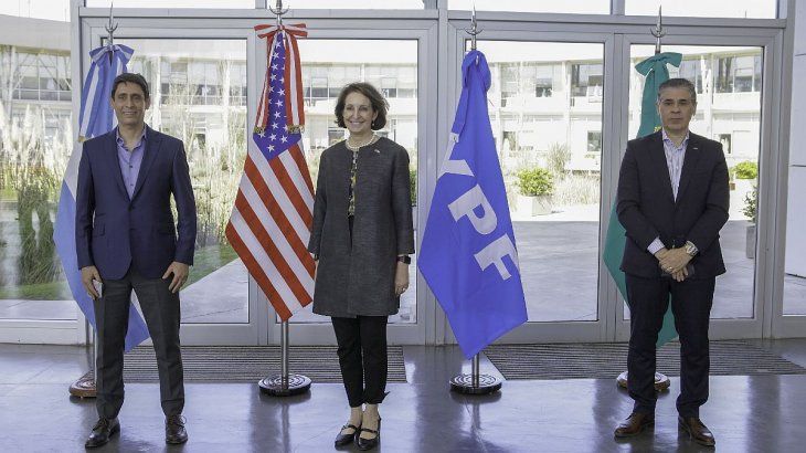 MaryKay Carlson, de la embajada de EEUU, fue recibida en Y-TEC por el presidente de YPF, Pablo González, y el CEO de la compañía, Sergio Affronti.