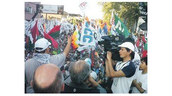 La multitudinaria manifestación, encabezada por la dirigente social Milagro Sala y la CCC, reclamó al Gobierno de Walter Barrionuevo tierras y viviendas. También hubo cortes de ruta y escraches.