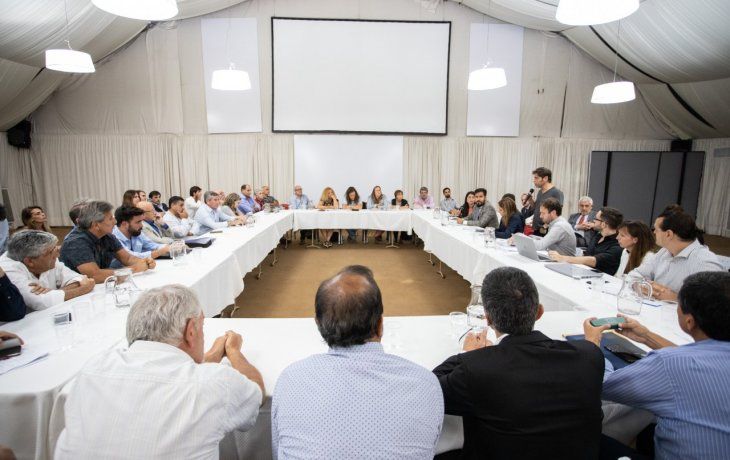 El Gobierno bonaerense, en medio de las paritarias con estatales y docentes. Con los primeros fij&oacute; dos sumas fijas por decreto y seguir&aacute; negociando.