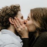 En 2013, una pareja se besó durante más de 58 horas seguidas y creó un nuevo récord mundial. En 2013, una pareja se besó durante más de 58 horas seguidas y creó un nuevo récord mundial.