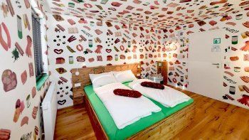 en el pais del embutido, la salchicha ya tiene hotel propio